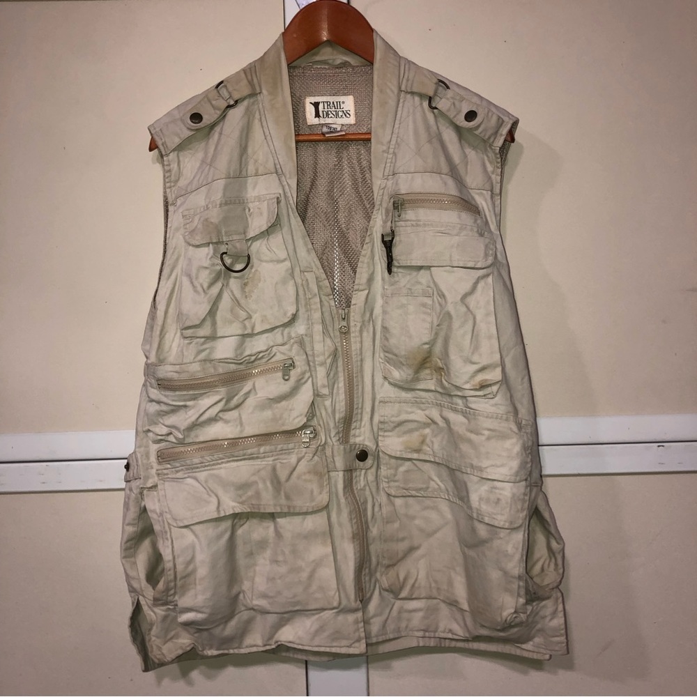 #1158 Trail designs outdoor fishing, hiking lots of pockets Vest Med